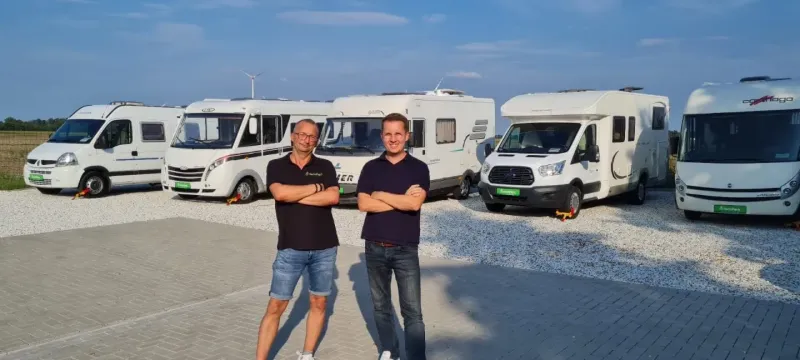 Wohnmobil Marken und Probleme: Adria, Bürstner, Carado, Carthago, Challenger, Chausson, Dethleffs, Eura Mobil, Frankia, Globecar, Hymer, Knaus, Laika, Malibu, Morelo, Pilote, Pössl, Rapido, Sunlight und Weinsberg – typische Probleme wie Feuchtigkeit, Undichtigkeiten, Elektronikfehler, Isolationsschwächen, Möbelgeräusche und Hubbettausfälle.