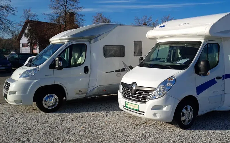 Wohnmobilankauf Berlin – zwei gebrauchte Wohnmobile auf dem Firmengelände für transparente Bewertung und Ankauf.