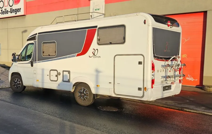 Wohnmobilankauf in Brandenburg – Wohnmobil vor Halle bzw. Firmengelände als Symbol für unseren regionalen Ankaufstandort.