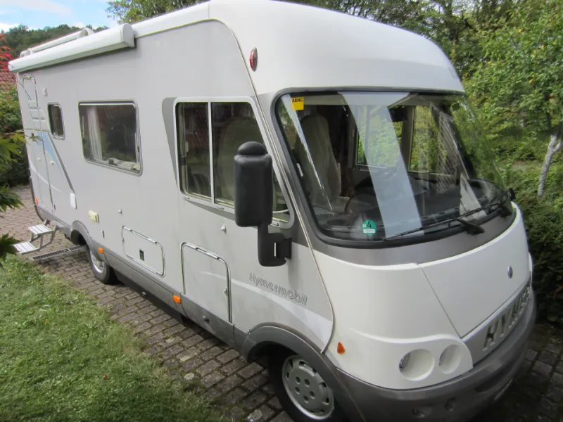 Wohnmobilankauf in Hessen – Wohnmobil auf Parkplatz bzw. Verkaufsfläche als Beispiel für faire Bewertung und schnellen Ankauf.