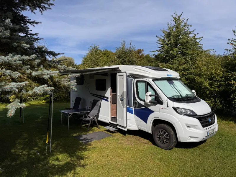 Wohnmobilankauf in Sachsen – Wohnmobil auf Stellplatz in naturnaher Umgebung zur Bewertung und Ankauf durch unser Familienunternehmen.